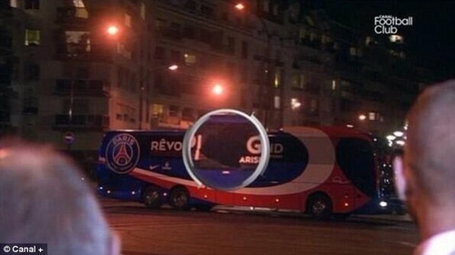 Xe chở đội bóng bị tấn công, Ibra hoảng loạn