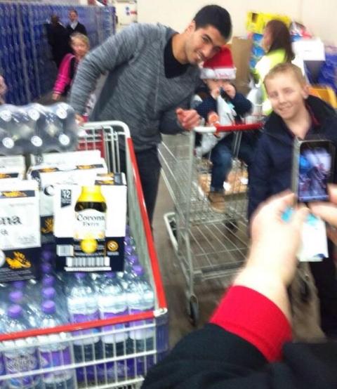 Suarez mừng hợp đồng mới bằng cách… tắm bia?