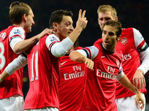Arsenal chiến thắng với những Bendtner: Nhà vô địch là đây!