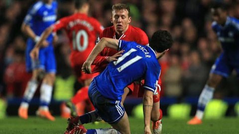 Sao Brazil của Chelsea và Liverpool suýt tẩn nhau trên sân