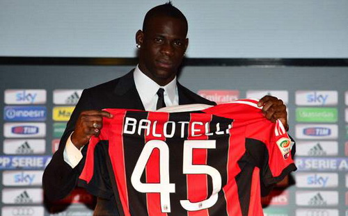 Vừa đến AC Milan, Balotelli đã dính bão phân biệt chủng tộc