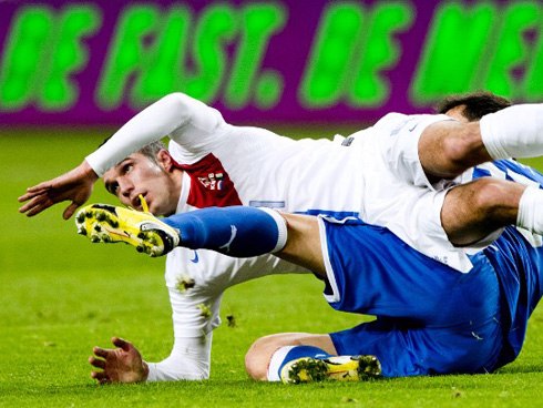 Van Persie và Balotelli mờ nhạt, Hà Lan hòa Italy