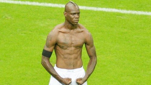 Balotelli thuê người tạc tượng mình