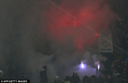 Mario Balotelli bị phân biệt chủng tộc trong trận derby Milan