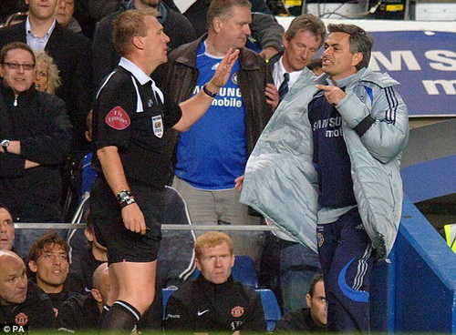 Jose Mourinho gây ảnh hưởng với các trọng tài như thế nào?