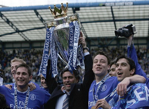 Chelsea đã bắn tín hiệu cầu cứu Mourinho