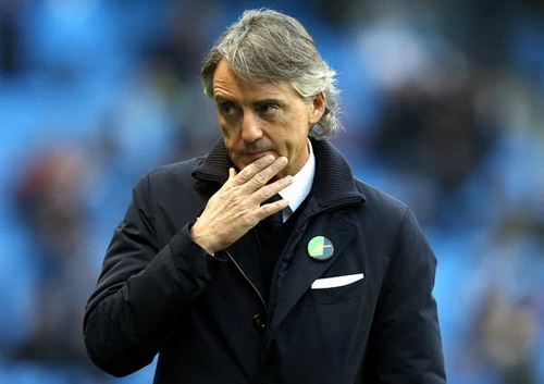 Man City: Vì sao cầu thủ chống đối Mancini?