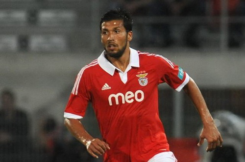 Mua bán thiếu chuyên nghiệp, Man Utd bị Garay quay lưng