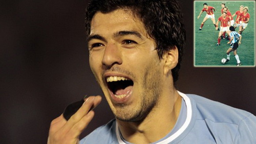 Suarez tái hiện tình huống bị quây của Maradona