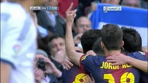Scandal xấu hổ của Barca: Jordi Alba giơ ngón tay thối chửi fan Real