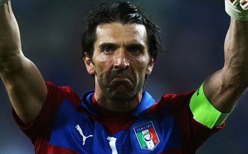 Balotelli tỏa sáng nhưng HLV Prandeloli lại khen... Buffon