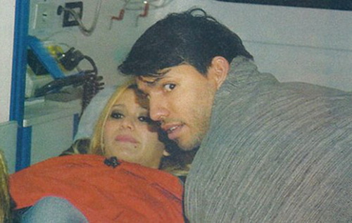 Aguero tận tình chăm sóc bồ mới trong bệnh viện