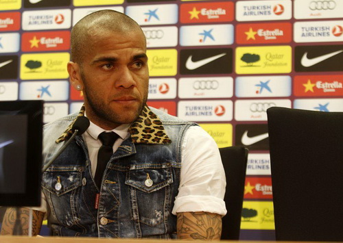 Alves khuyên Barca không bán Villa và Alexis