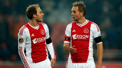 Ajax học Messi và Alves chơi bóng chuyền