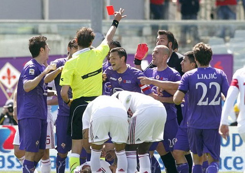 Milan hòa Fiorentina: Mất Balotelli, mất thế thượng phong