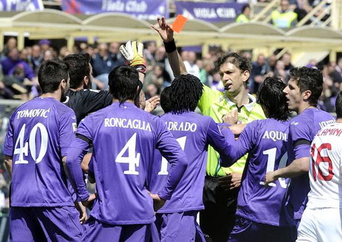 Cuộc chiến vào top 3 Serie A: Những thẻ đỏ, penalty, và Balotelli