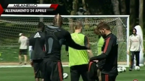 Balotelli vẫn chưa biết mặc áo tập, đồng đội ngán ngẩm