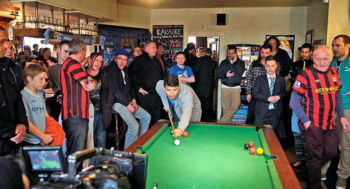 Aguero bị các fan vây kín khi chơi bida