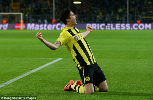 Dortmund cảnh báo Bayern và Man Utd: Tránh xa Lewandowski ra