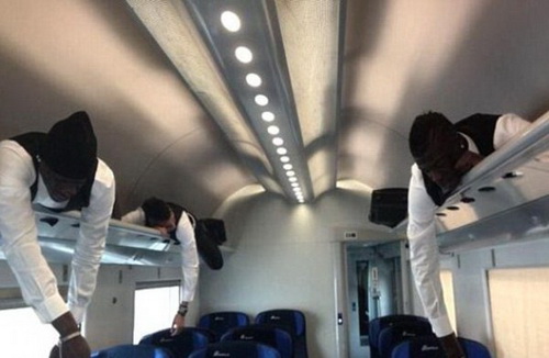 Balotelli quậy tưng bừng trên tàu điện ngầm