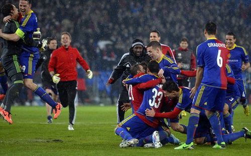 HLV vô danh Murat Yakin nói gì sau khi bắt Jose Mourinho cúi đầu tới 2 lần