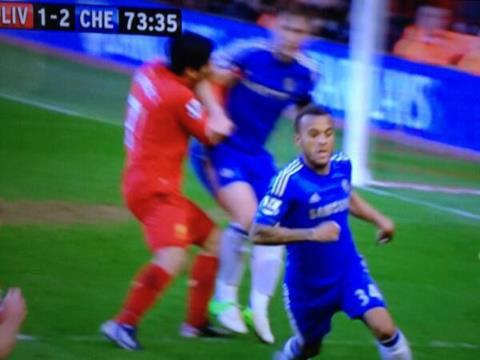 HLV Rafa Benitez chẳng bận tâm tuyệt chiêu cắn của Luis Suarez