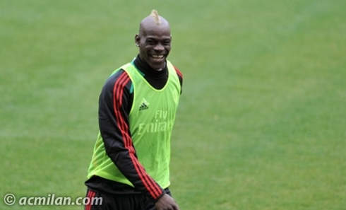Balotelli cười toe toét khoe tóc mới nhuộm