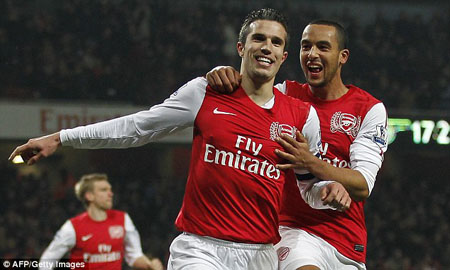 Walcott lén lút đổi áo với Van Persie