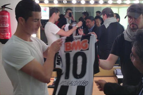 Ronaldinho tặng quà và ca ngợi Cristiano Ronaldo