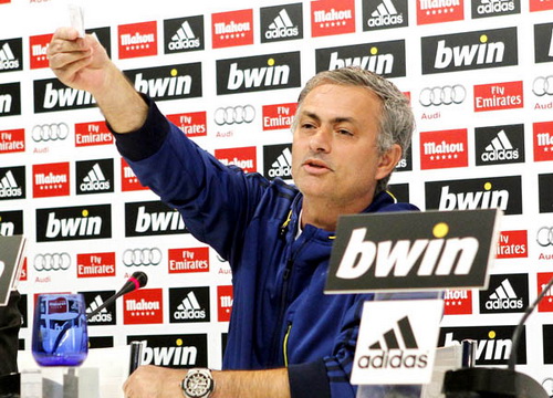Jose Mourinho tự đá phản lưới nhà: Khi kẻ vĩ đại cũng lố bịch