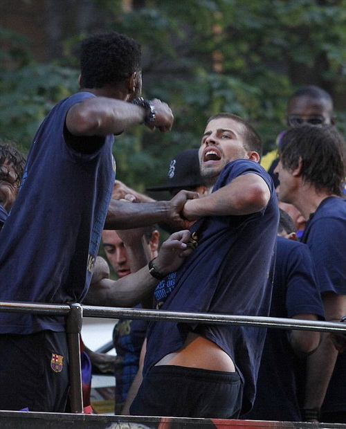 Sốc: Alex Song tát Pique trước mặt hàng nghìn CĐV Barcelona