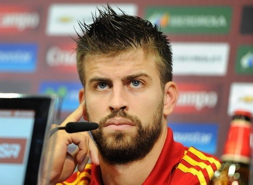 Fan nhí bật khóc vì được Pique tặng áo