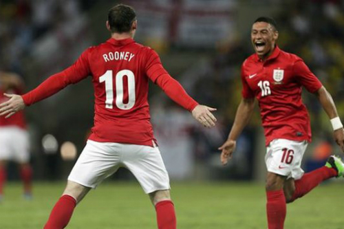 Chamberlain xin đổi áo đấu với Neymar