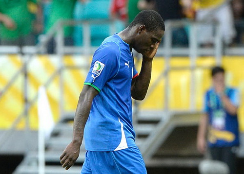 Dính chấn thương, Balotelli cảm thấy mình như một kẻ vô dụng