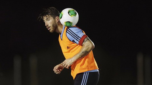 Sergio Ramos chơi free-style trên sân tập