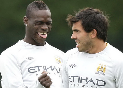 Man City: Tống khứ Tevez để tử tế như Barca