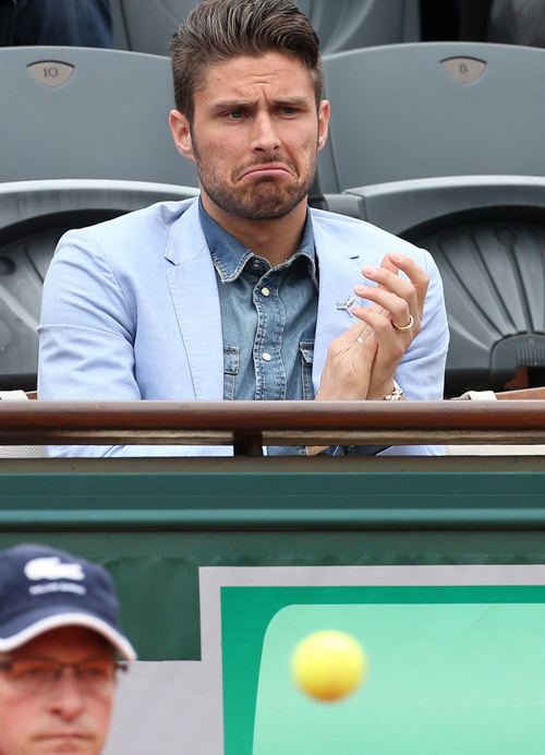 Đi xem quần vợt, sao Arsenal bĩu môi dài thượt