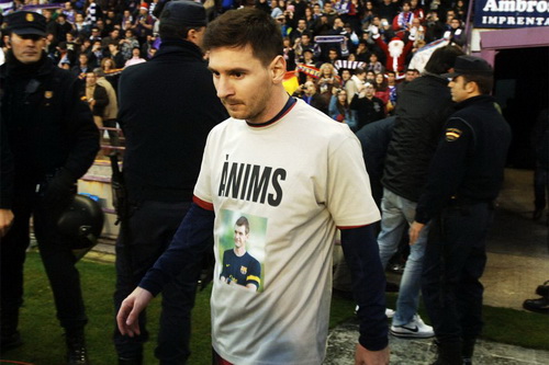 Messi và đồng đội sát cánh cùng Tito trong cuộc chiến chống ung thư