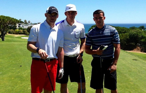 Pique lôi kéo Rooney sang Barca