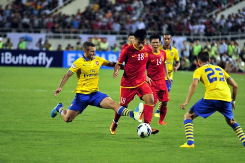 ĐT Việt Nam thua đậm Arsenal: Sau một bài học