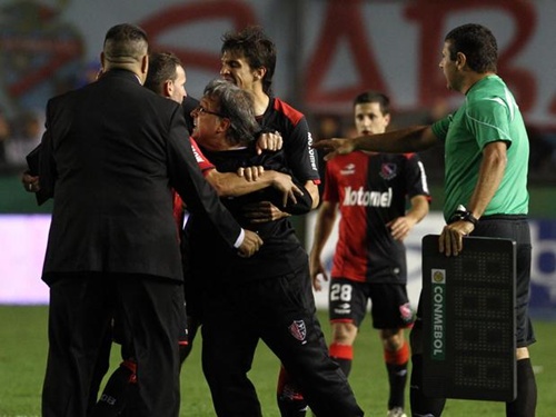 Thật tiếc khi Gerardo Tata Martino không được đối mặt với Jose Mourinho