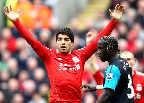 Arsenal phải mua bằng được Suarez!