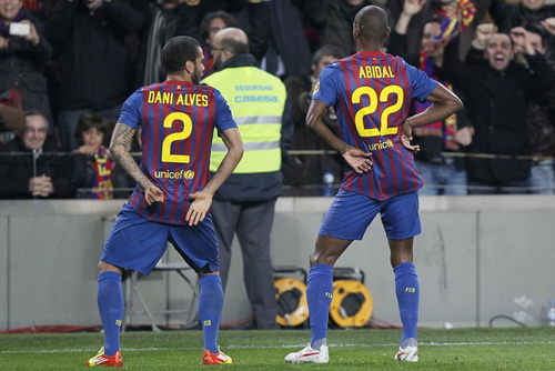 Số áo Barca mùa tới: Alves khoác áo số 22 để tri ân Abidal