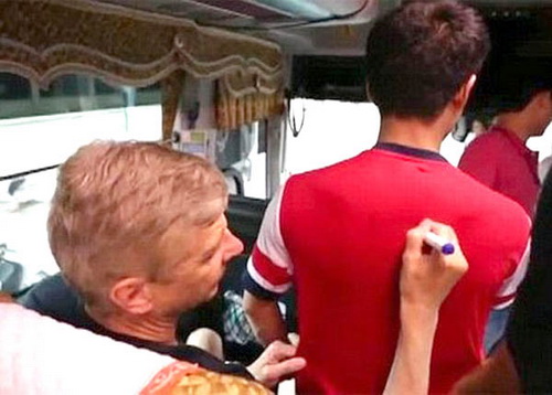 Arsene Wenger chính là .... Running man