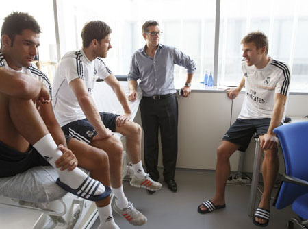 Xabi Alonso nghỉ thi đấu tới tận tháng 9, Ancelotti gặp khó