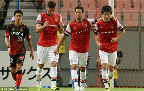 Song sát Walcott - Giroud nổ súng, Arsenal nhẹ nhàng chiến thắng trên đất Nhật