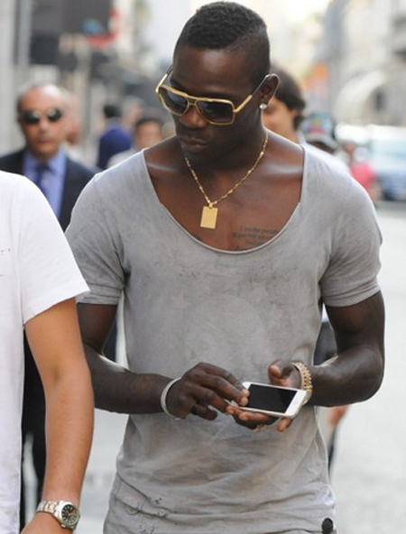 Balotelli chơi trội với trang sức đắt tiền