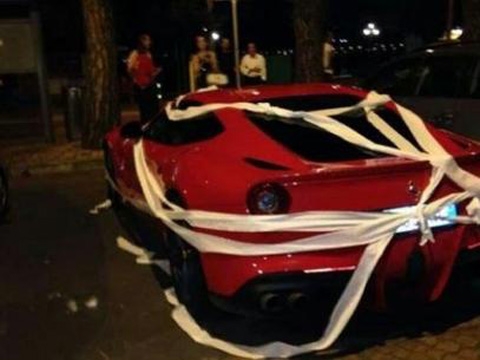 Balotelli bị fan chơi khăm vì... chảnh