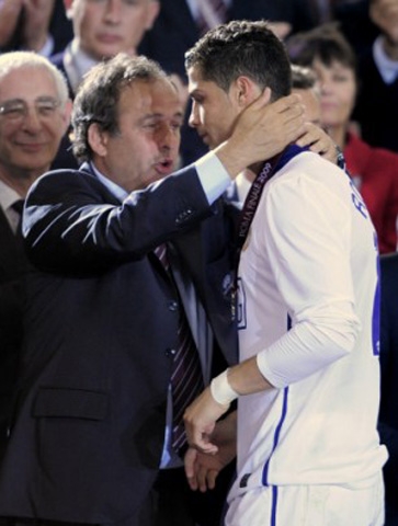 Chủ tịch UEFA sôi máu vì bị Ronaldo chơi đểu