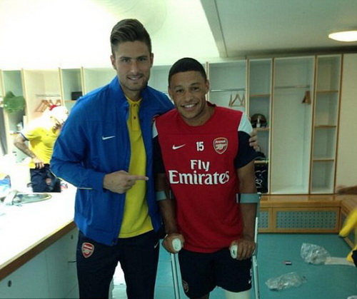 Chấn thương của Oxlade-Chamberlain không nặng như dự kiến